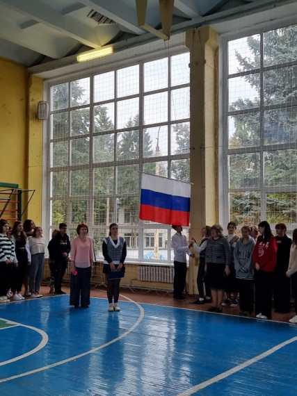 Утро понедельника в нашей школе началось с торжественной церемонии поднятия флага и исполнения гимна РФ..